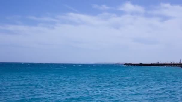 Timelapse çok dalgalı deniz ve hareketli bulutlar değil. Dalgalar tatil gemide Rüzgar Sörfü rides. — Stok video