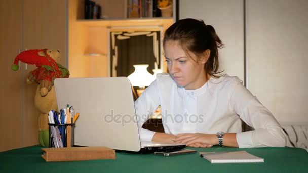 Meisje journalist kan niet schrijven van een goed artikel, waardoor ze zeer boos en nerveus is. Jonge vrouw worden afgedrukt op de laptop, dan ze weggooit de notebook en rustige zichzelf, omarmt de teddybeer. — Stockvideo