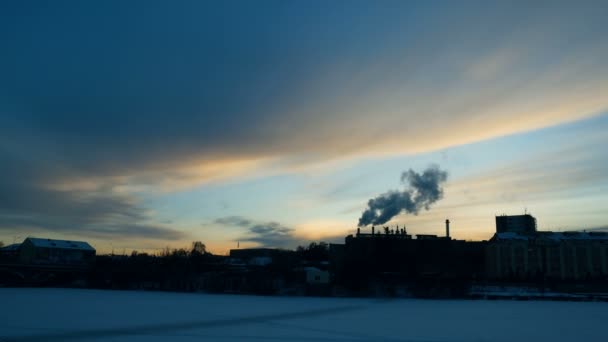 Utsikt över kvällen staden över vilka flugor en flock fåglar i distansera av och rök kommer från rören av anläggningen. — Stockvideo