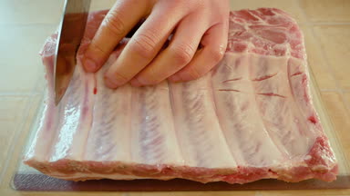 Et yemek pişirmek için dilimleme keskin bir bıçak ile pişirin. Kesim et yakın çekim.