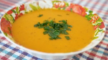 Pişmiş ve ile dekore edilmiş yeşil kabak çorbası bir tabak içinde krem. Sağlıklı gıda