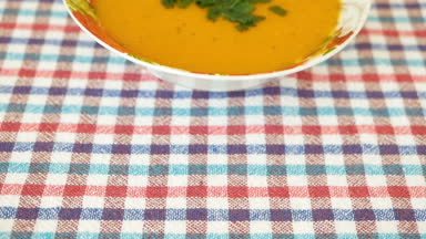 Kamera üzerinde kabak kremalı çorba pişmiş ve yeşillik bir plaka ile dekore edilmiş ilerleyecektir. Sağlıklı gıda