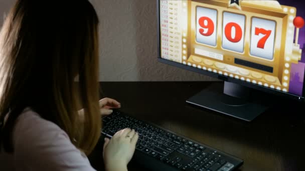 Kadın bir online casino kazandı ve doğrudan monitörden paralar dökmek. Esmer çok mutlu onun şans kumar hakkında. — Stok video