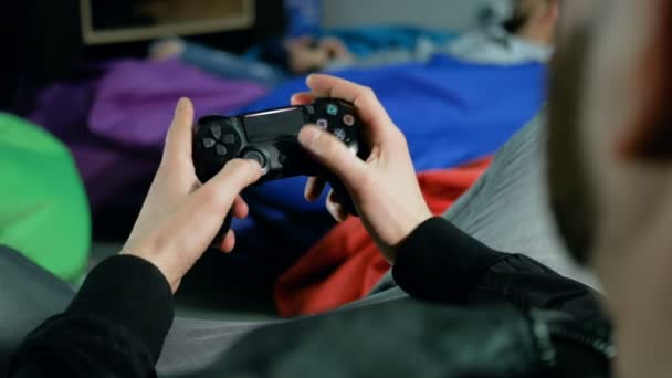 Spel joystick in handen van de mens. Actief op de knoppen te drukken. Moderne game-industrie. — Stockvideo