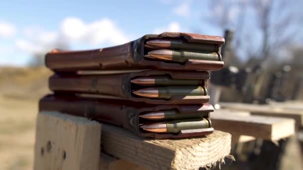Närbild av tidningen med kulor i. Militär träning. Vapen står i rad. — Stockvideo