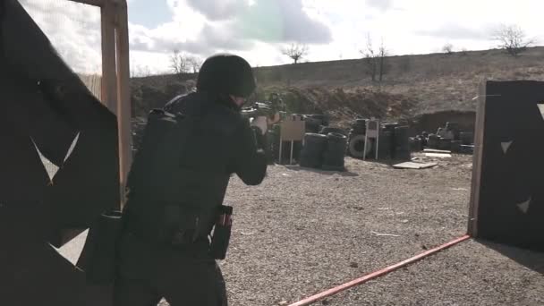 Unbekannte schlagen auf dem Truppenübungsplatz im Freien zu. Kugeln schießen. Militärische Ausrüstung. Kriegspraxis. — Stockvideo