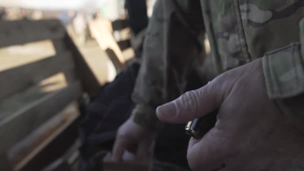 Un soldado en un camuflaje recarga un cargador de rifle de asalto. Cierre de manos. Más despacio. Tiempo de guerra . — Vídeos de Stock