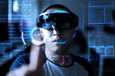Erkekler oynarken sanal gerçeklik ile Hololens etkileri ile