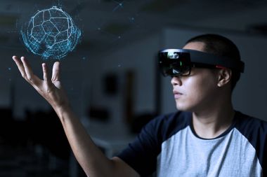 Erkekler oynarken sanal gerçeklik ile Hololens etkileri ile
