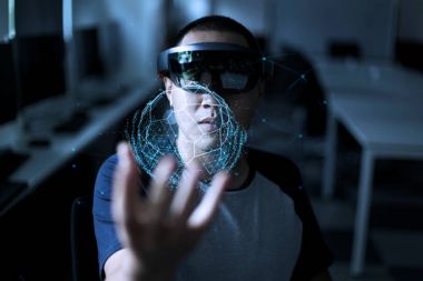 Erkekler oynarken sanal gerçeklik ile Hololens etkileri ile