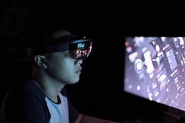 Erkekler oynarken sanal gerçeklik ile Hololens etkileri ile