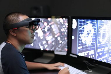 Sanal gerçeklik hololens ile oynarken erkekler