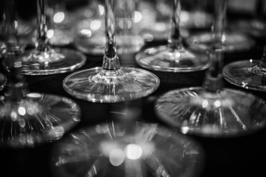 Satır boş şarap gözlük masaya | Siyah ve beyaz | Yakın çekim