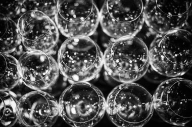 Satır boş şarap gözlük masaya | Siyah ve beyaz | Yakın çekim