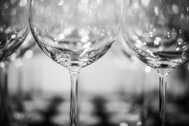 Satır boş şarap gözlük masaya | Siyah ve beyaz | Yakın çekim