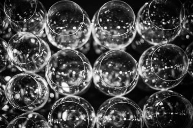 Satır boş şarap gözlük masaya | Siyah ve beyaz | Yakın çekim