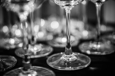 Satır boş şarap gözlük masaya | Siyah ve beyaz | Yakın çekim