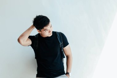 Genç ve yakışıklı Asyalı erkekler Sai Gon şehrinde günlük düz tişört ve sırt çantası giyerler.