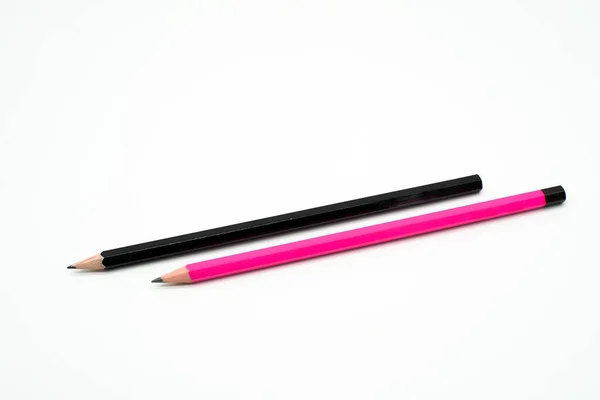 Розовый и черный деревянный карандаш на белом фоне — стоковое фото