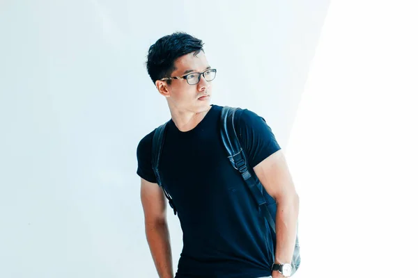 Joven guapo asiático hombres usando casual negro camiseta sobre blanco fondo en Sai Gon ciudad, Vietnam — Foto de Stock