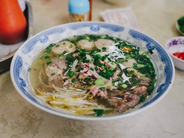 Geleneksel Vietnam çorbası Pho Bo. Saigon, Vietnam 'da et, et ve soğanlı erişte kasesi.