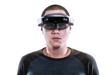 Genç Asyalı erkeklerin basit portresi beyaz arka planda izole edilmiş Hololenler 1 veya VR gözlükleri ile karışık gerçeklik deneyimi.