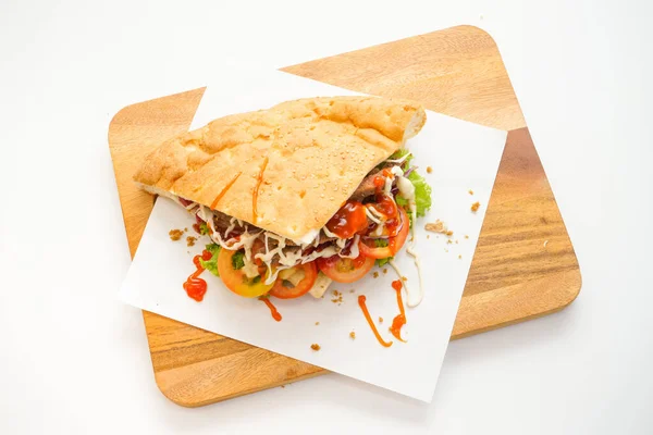 Doner Kebab vista superior sobre a tábua de corte no fundo branco — Fotografia de Stock