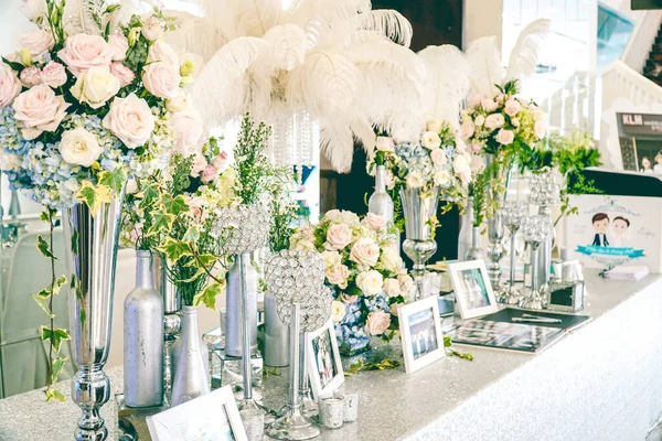 Hochzeit Willkommenstisch mit luxuriöser Dekoration mit Rosenblume Stockbild