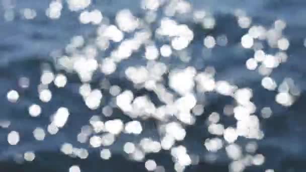 Reflexão Bokeh da luz solar na superfície do oceano ondas vídeo. Bela serenata bokeh fundo. Shaky vídeo no barco — Vídeo de Stock