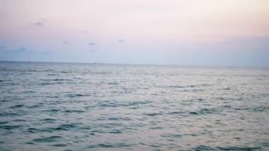 Phan Thiet, Vietnam 'da mavi okyanus ve siyan gökyüzü arasındaki yatay çizgi 