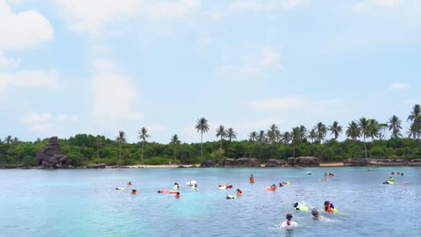 Orang berenang di laut dengan jaket pelampung. Nikmati liburan musim panas di pantai. Minggu, 10 April 2019, Phu Quoc, Vietnam — Stok Video