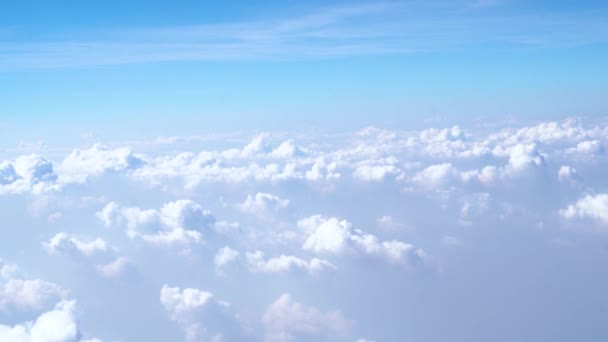 Schöne weiße Wolken, die in der Luft am blauen Himmel am Morgen durch Flugzeugblick schweben — Stockvideo