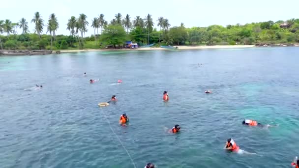 Pessoas nadando no oceano com colete salva-vidas. Desfrute de férias de verão na praia. Domingo 10 abril 2019, Phu Quoc, Vietnã — Vídeo de Stock