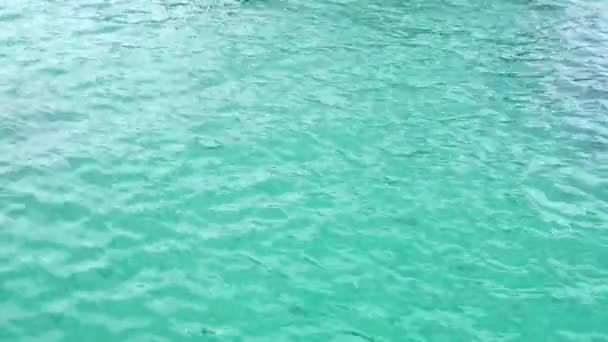 Oppervlakte van een oceaan strand water in Phu Quoc Vietnam bij daglicht. Kamille golfwater — Stockvideo