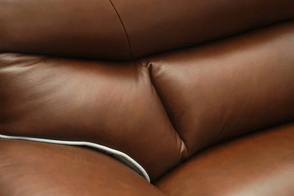 Jasnobrązowa skórzana sofa lub krzesło izolowane na białym tle. Fotografia salonowa mebli — Zdjęcie stockowe