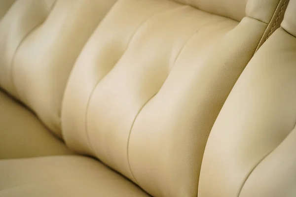 Żółta skórzana sofa, z bliska z guzikami. Fotografia salonowa mebli — Zdjęcie stockowe
