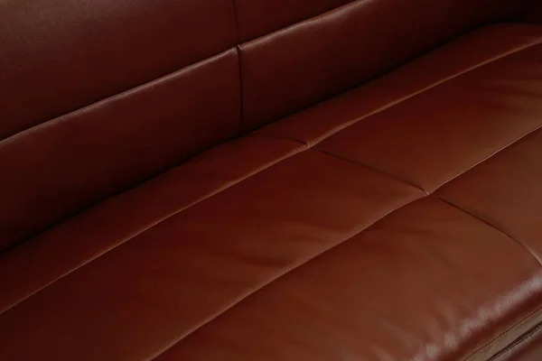 Δερμάτινος καναπές Dark Brown, λεπτομέρεια από κοντά. Φωτογραφία εκθεσιακού χώρου επίπλων — Φωτογραφία Αρχείου