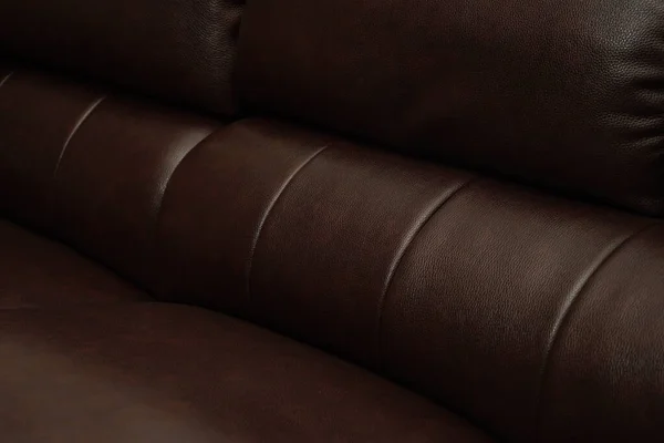 Ciemnobrązowa skórzana sofa, szczegóły. Fotografia salonowa mebli — Zdjęcie stockowe
