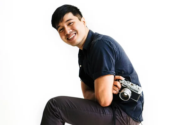 Estudio vintage moda de jóvenes asiático vietnamita hombres tomando cámara foto en oscuro fondo — Foto de Stock