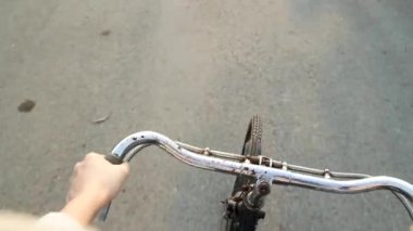 Bisikletle sokak manzarasında bisiklete binmek dengeyi sağlamak için el ele tutuşmak. Bisiklet sürmeyi öğren..
