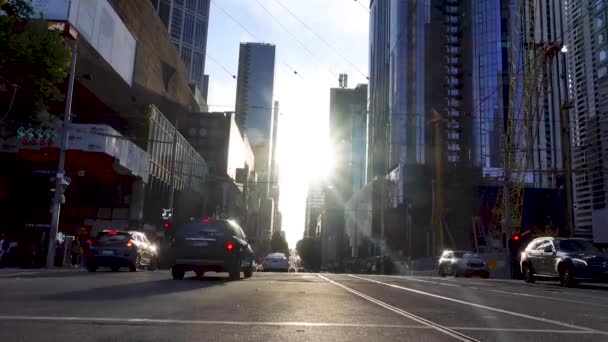 Escência de trânsito com carro e pessoas andando e edifícios na cidade urbana perto do centro de Melbourne à tarde. Melboure, Victoria, 25 de novembro de 2019 — Vídeo de Stock