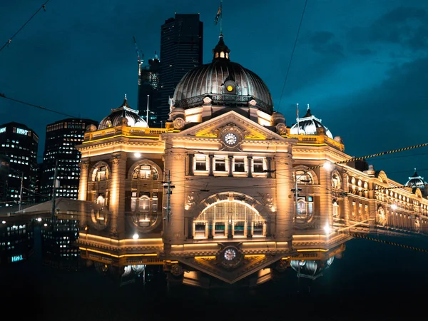 Flinders Station bei schönem gradiblauem Himmel in der Nacht. melbourne city, victoria, australien 11. November 2019 — Stockfoto