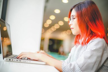 İş kadını analizi dizüstü bilgisayarda plan yapıyor. İşine odaklanıyor. Moda ve yaşam tarzı konsepti