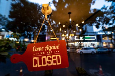 Kapalı tabela kapısı. Yoğun bir geçmişi olan bir restoranın içindeki cam duvarda asılı.