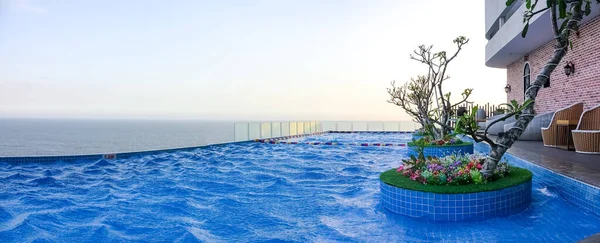 Swimmingpool auf dem Dach des Hotelkomplexes mit Blick auf die Skyline am Morgen lizenzfreie Stockfotos