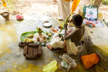 Editoryal belgesel görüntü. Puja Thila Homa Hindistan