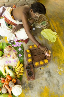 Editoryal belgesel görüntü. Puja Thila Homa Hindistan