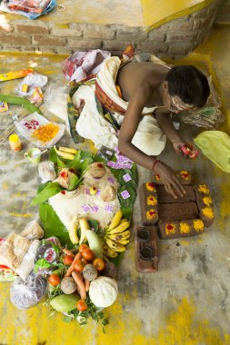 Editoryal belgesel görüntü. Puja Thila Homa Hindistan