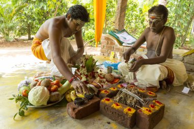 Editoryal belgesel görüntü. Puja Thila Homa Hindistan