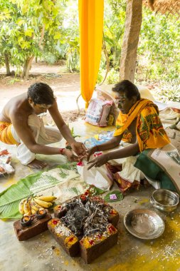 Editoryal belgesel görüntü. Puja Thila Homa Hindistan